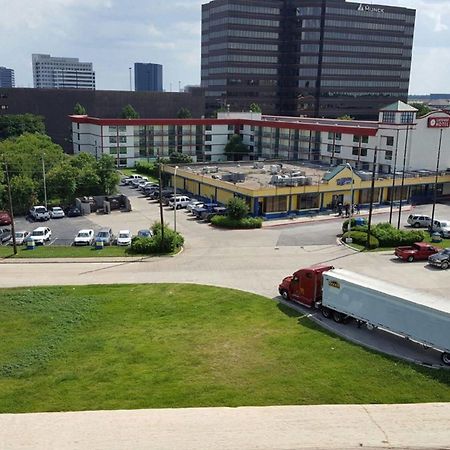 Gateway Hotel Dallas Exterior photo