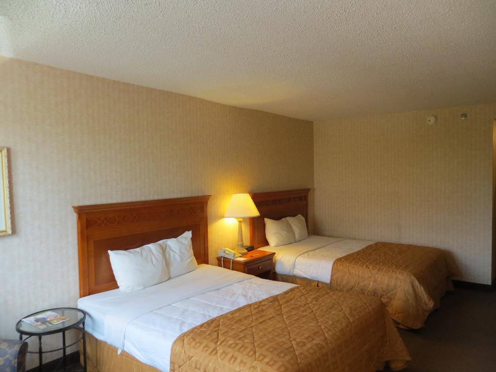 Gateway Hotel Dallas Room photo