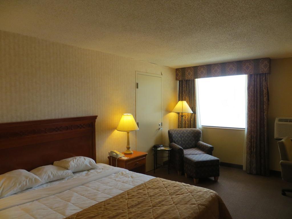 Gateway Hotel Dallas Room photo