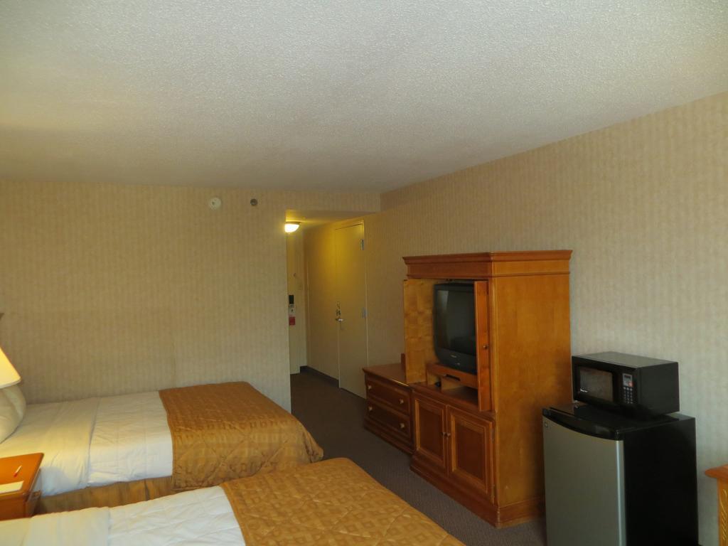 Gateway Hotel Dallas Room photo