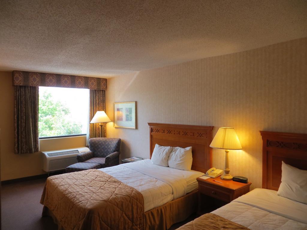 Gateway Hotel Dallas Room photo