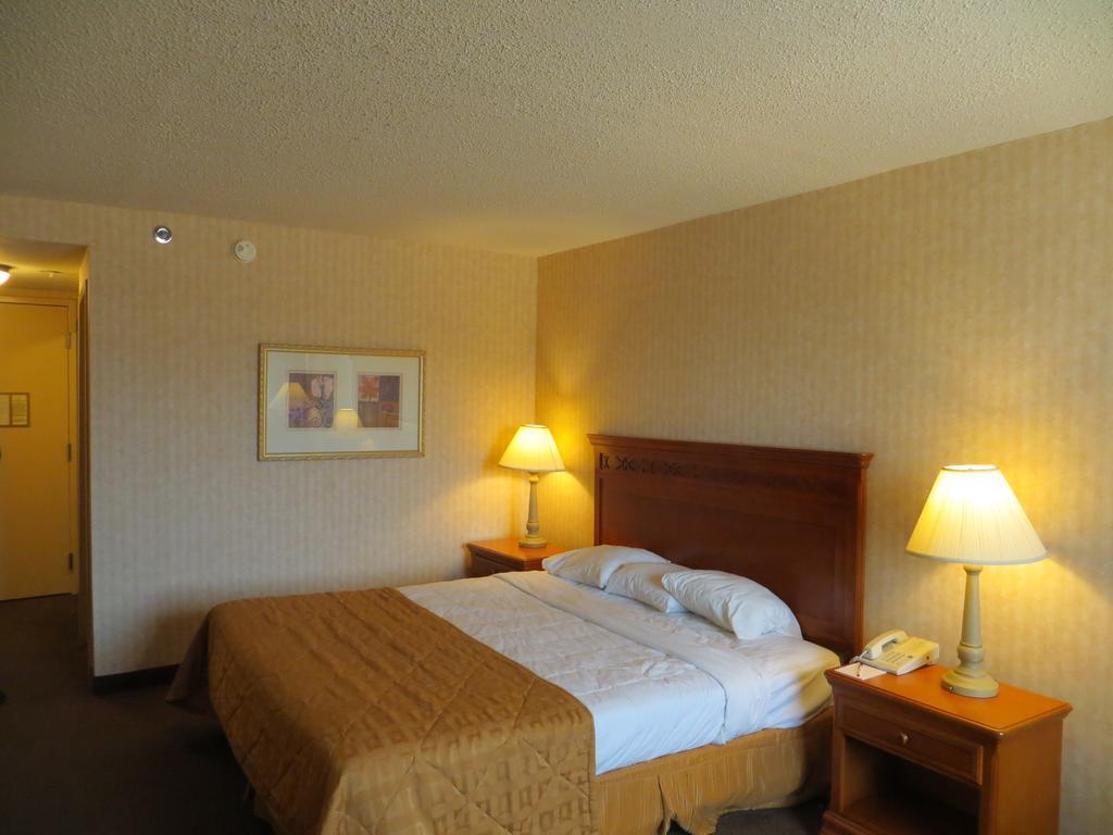 Gateway Hotel Dallas Room photo