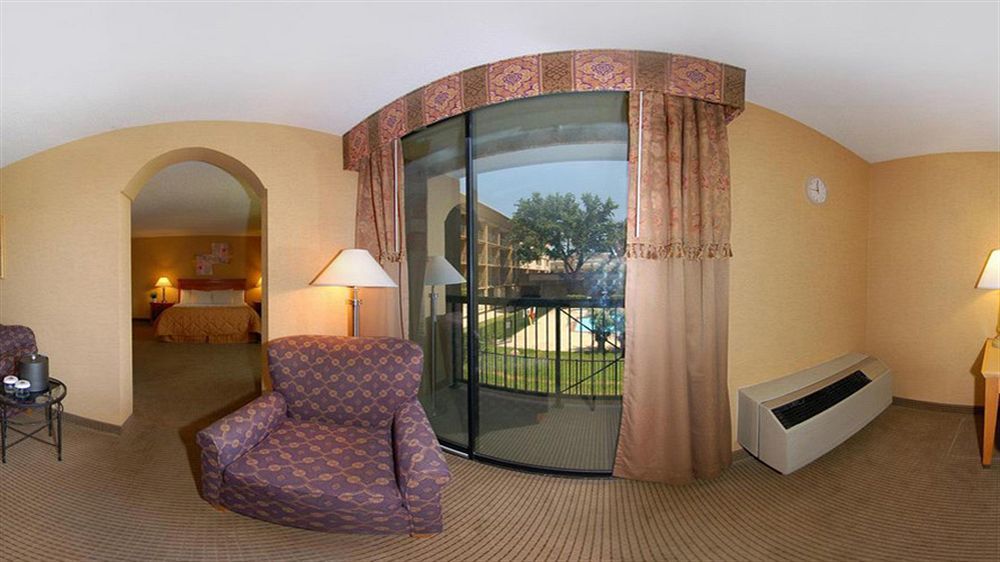 Gateway Hotel Dallas Exterior photo