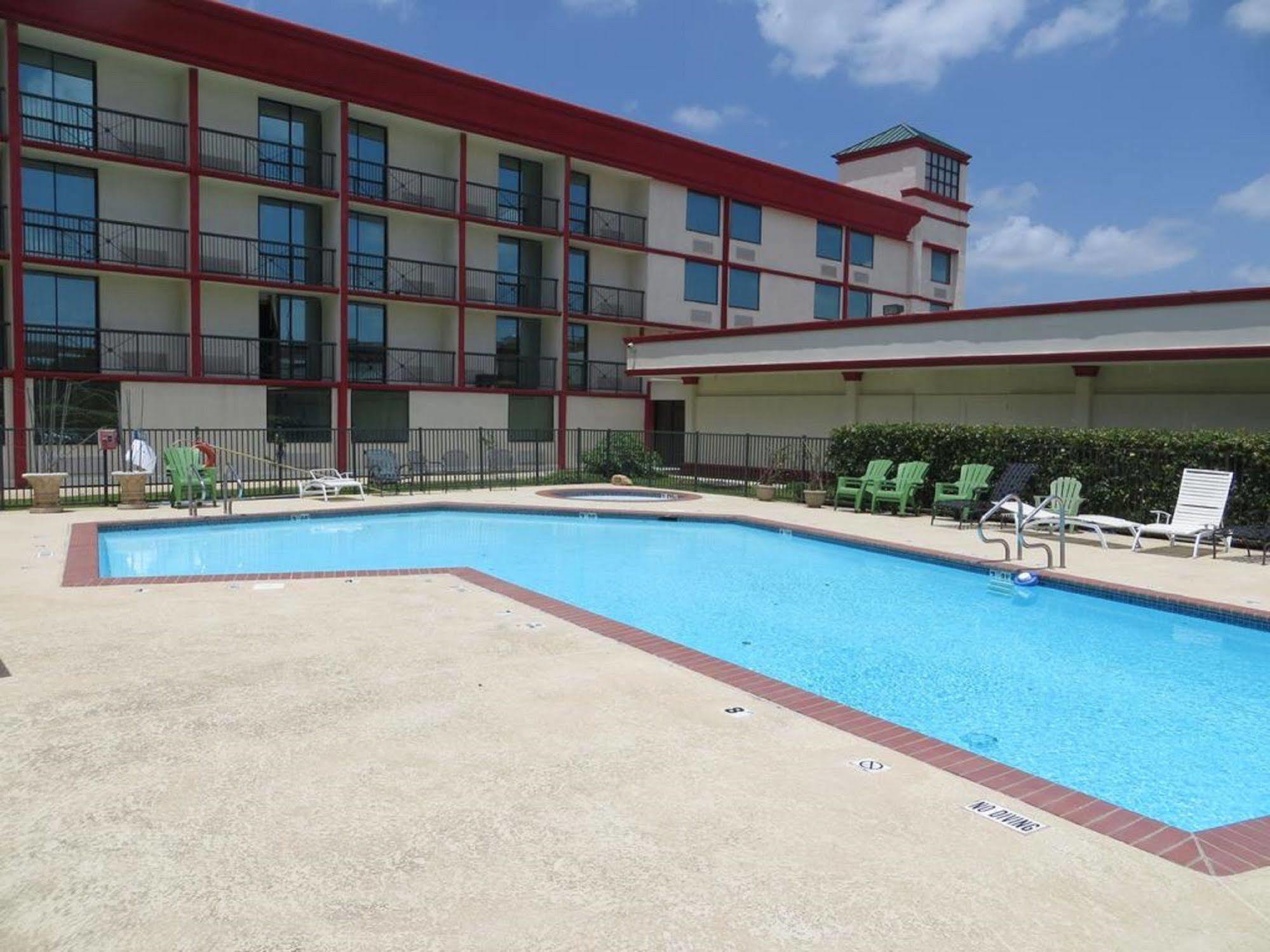 Gateway Hotel Dallas Exterior photo
