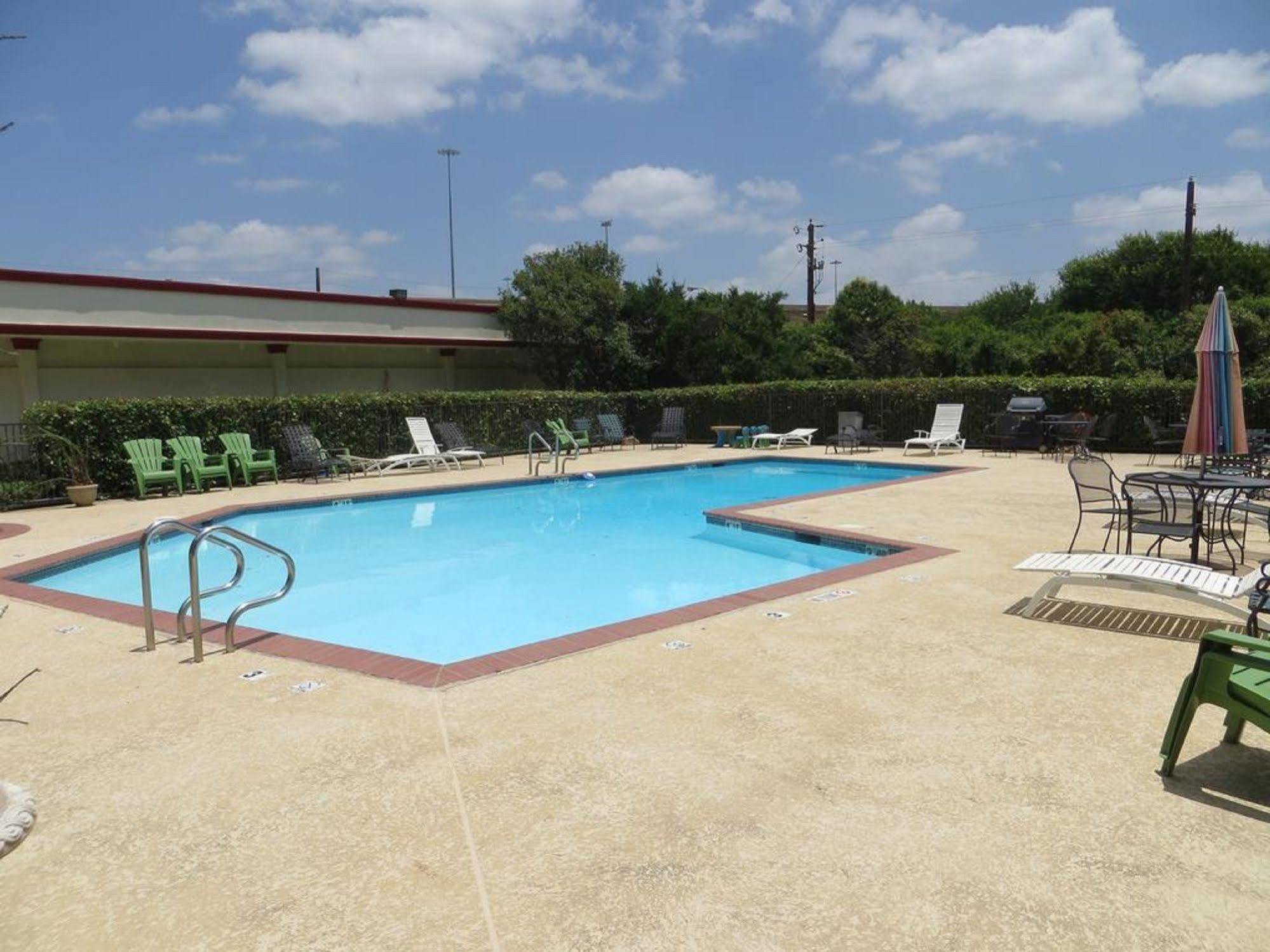 Gateway Hotel Dallas Exterior photo