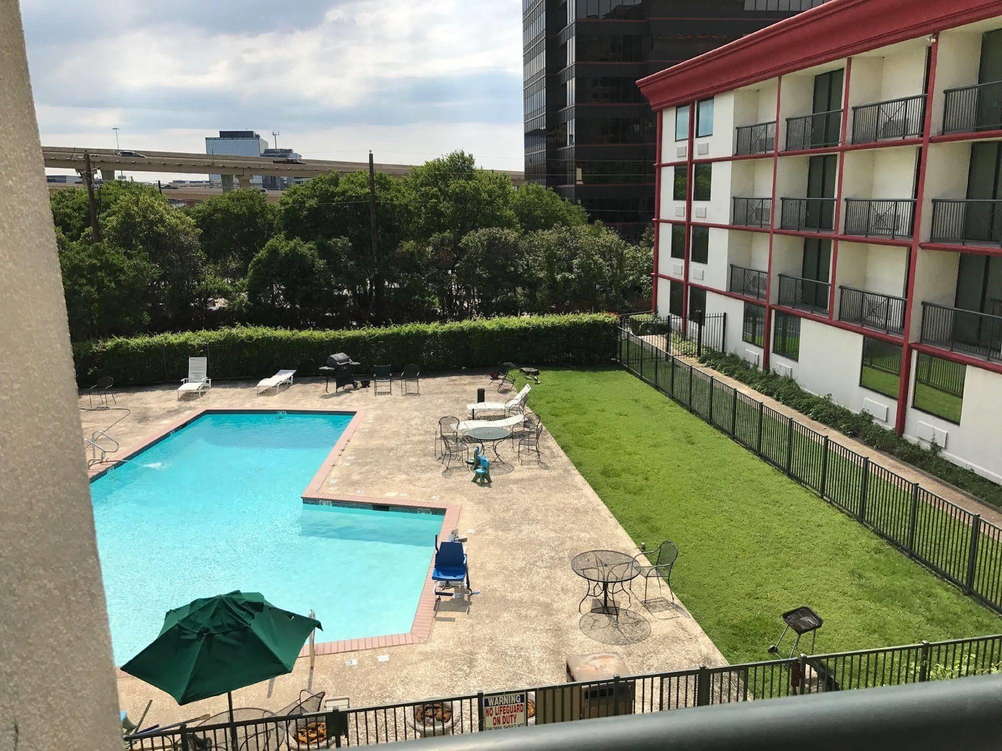 Gateway Hotel Dallas Exterior photo