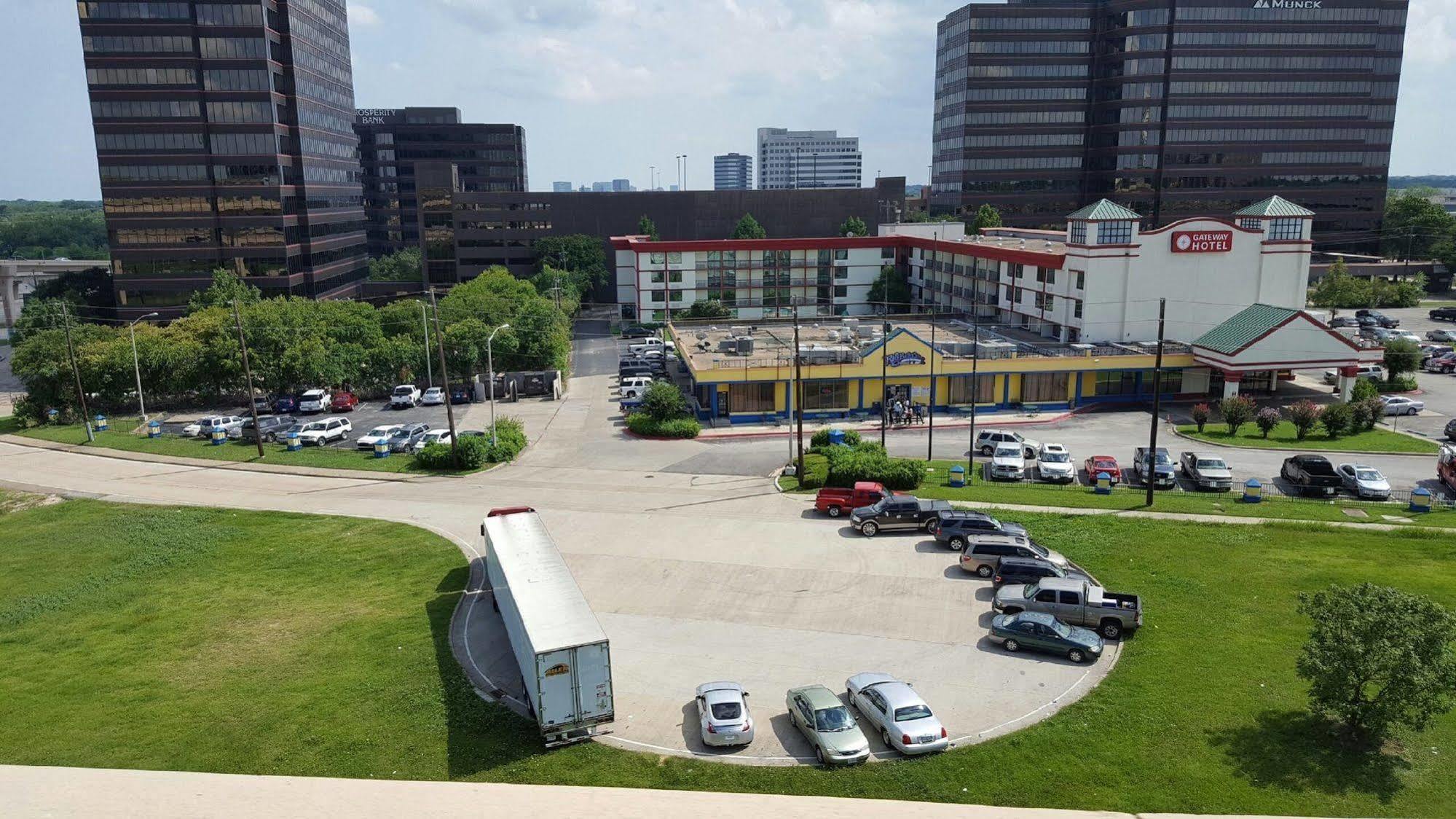 Gateway Hotel Dallas Exterior photo