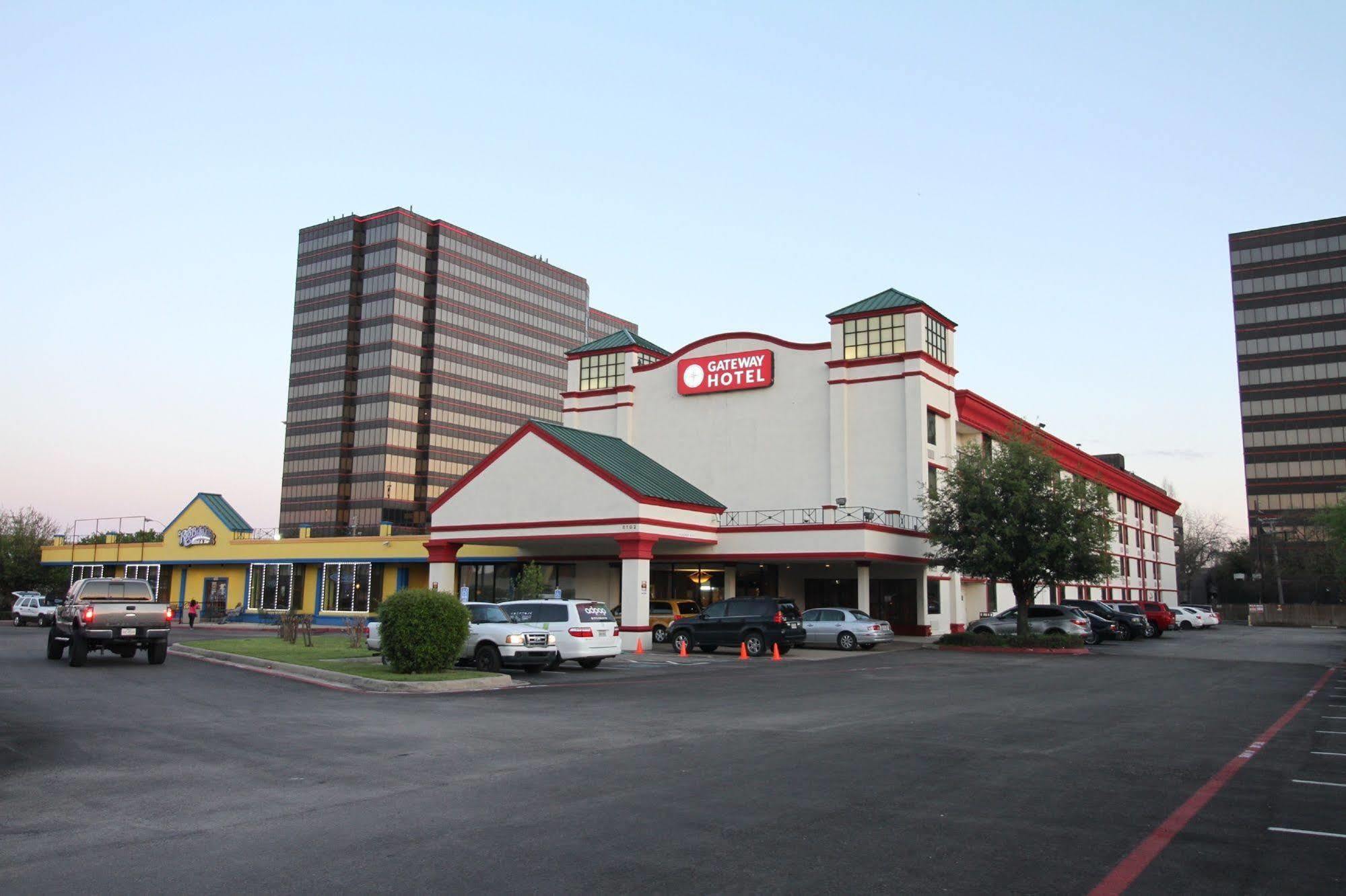 Gateway Hotel Dallas Exterior photo